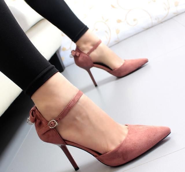 小个子女人多穿时尚高跟鞋，穿出完美曲线，尽显足下的风采