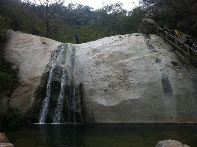 河南有一风景如画的河谷景区，红石遍布瀑潭相连，吃住便宜无门票