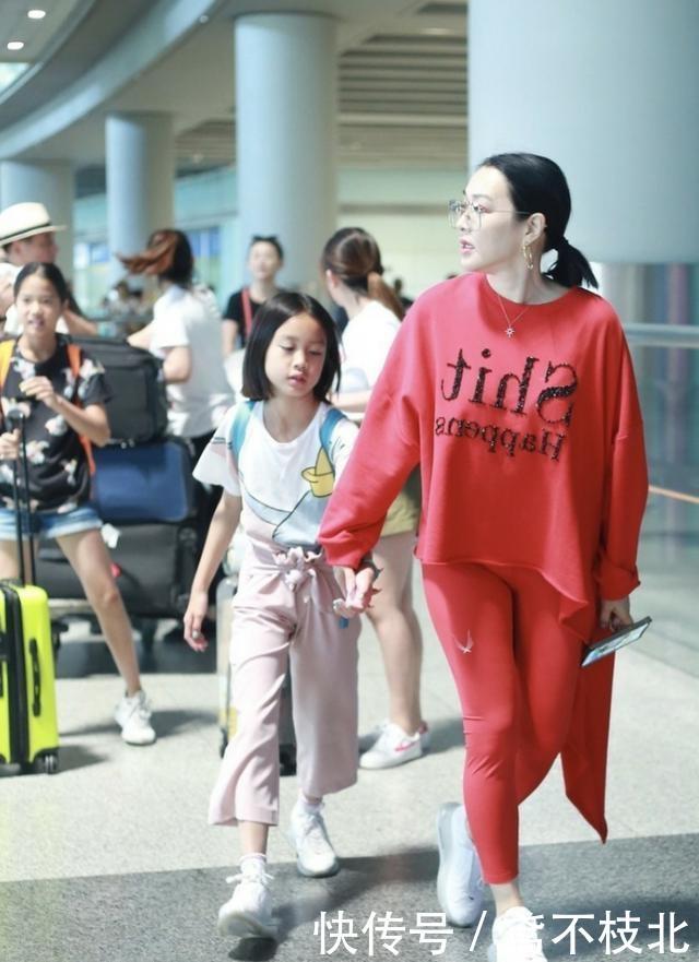  『红色』路人街拍，小姐姐搭配上一条白色的短裙，名媛风十足