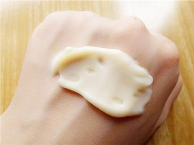 79岁的外婆告诉我:药店一不起眼药膏，擦一擦，皱纹眼袋都不见