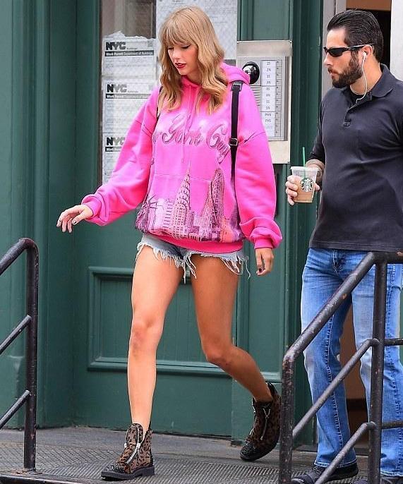 泰勒·斯威夫特大秀盛夏时装，为演唱会造势，小热裤更是抢眼