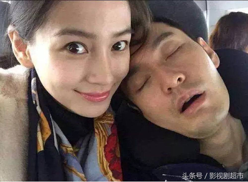 黄晓明出事后，杨颖带儿子吃饭被拍，挨个翻看客户手机强制删照片