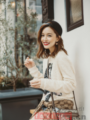 夏季街头风女生休闲及肩发 一起流浪去寻找心中的橄榄树