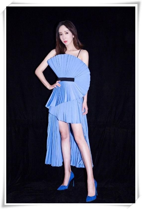 当173关晓彤和168娄艺潇同穿吊带裙，终于知道骨架小有多占优势了