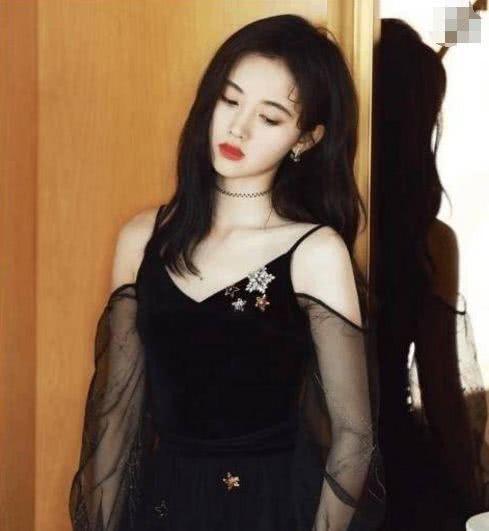 没鞠婧祎这体重就别穿紧身裙，像杨颖一样看到小肚腩就尴尬了