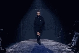 完胜奚梦瑶的世界50强超模，维密上掉鞋也能步步生莲