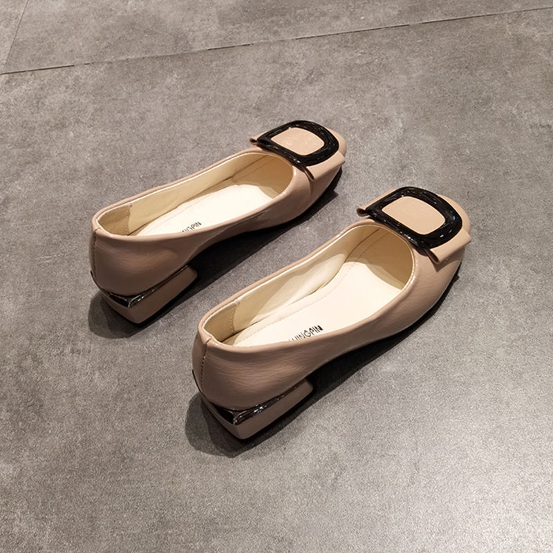 新款平底女鞋，简约而不失优雅，小个子女生也能穿出“新高度”