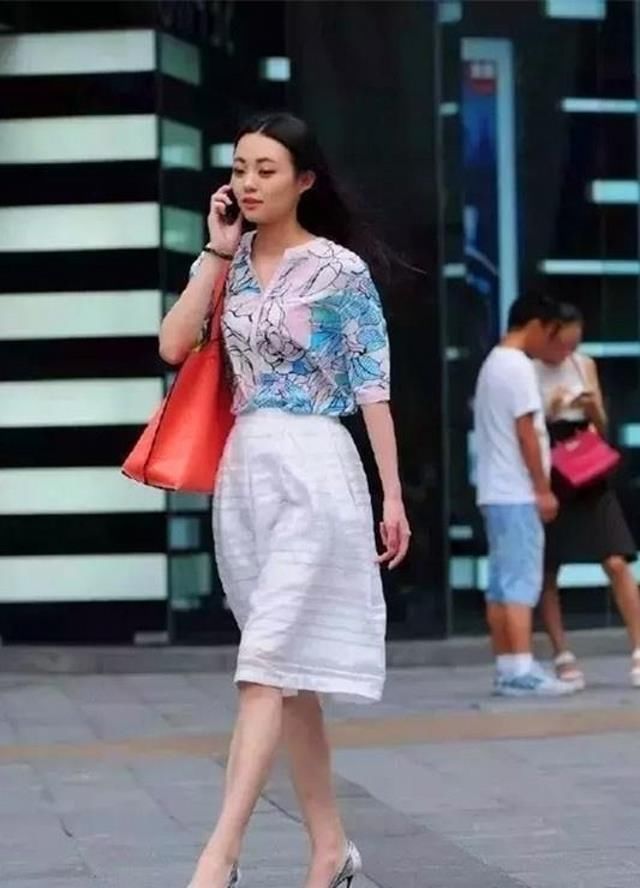  『蓝色』路人街拍，小姐姐时尚又显清纯，穿着一件蓝色的西装，清爽有气质