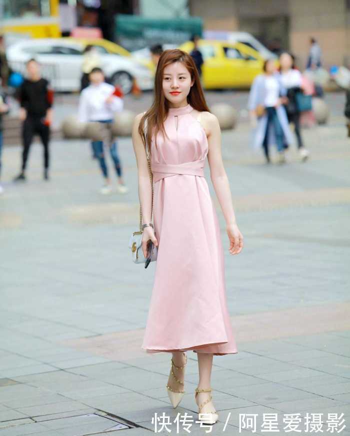 街拍: 气质女生引流街头时尚, 粉色连衣裙穿得太有女人味了