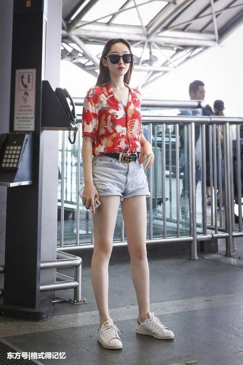 蒋梦婕长出名了，这么短的热裤硬要穿，网友：腿长一米一我都信！