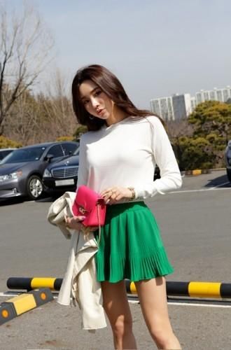 路人街拍，小姐姐穿了一双裸色的高跟鞋，一颦一笑动人心魄