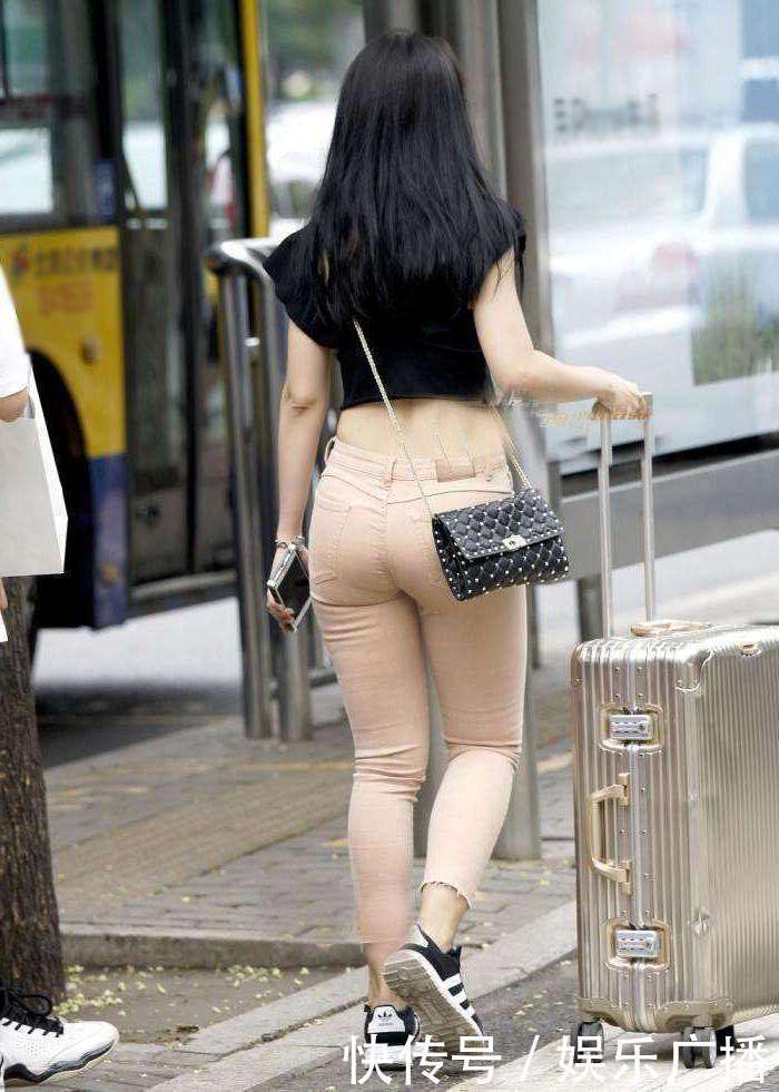 街拍：吊带小姐姐穿紧身牛仔裤出门，身材微翘