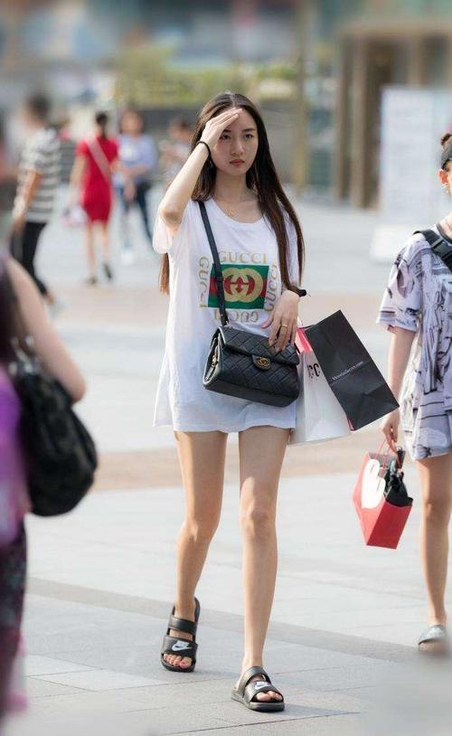重庆街拍：时尚的小姐姐玩下衣失踪，好身材完全展现！