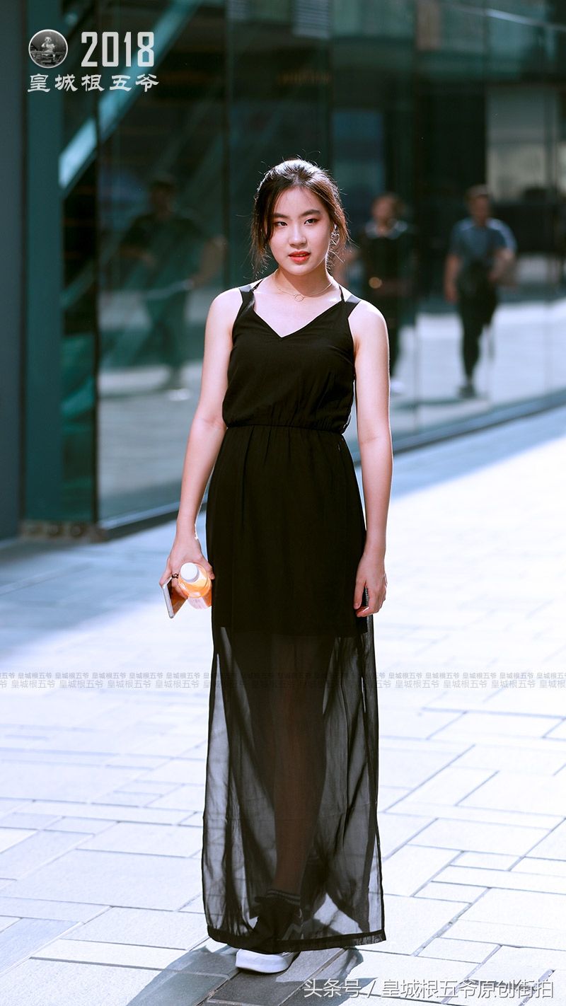 街拍:炎热的夏天很多时髦女孩都喜欢穿黑色的裙子