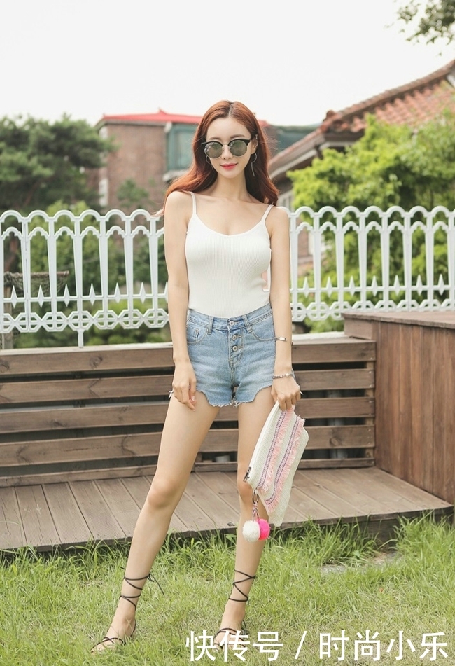 皮肤白嫩的小姐姐，紧身吊带秀性感锁骨，曼妙身姿优雅动人