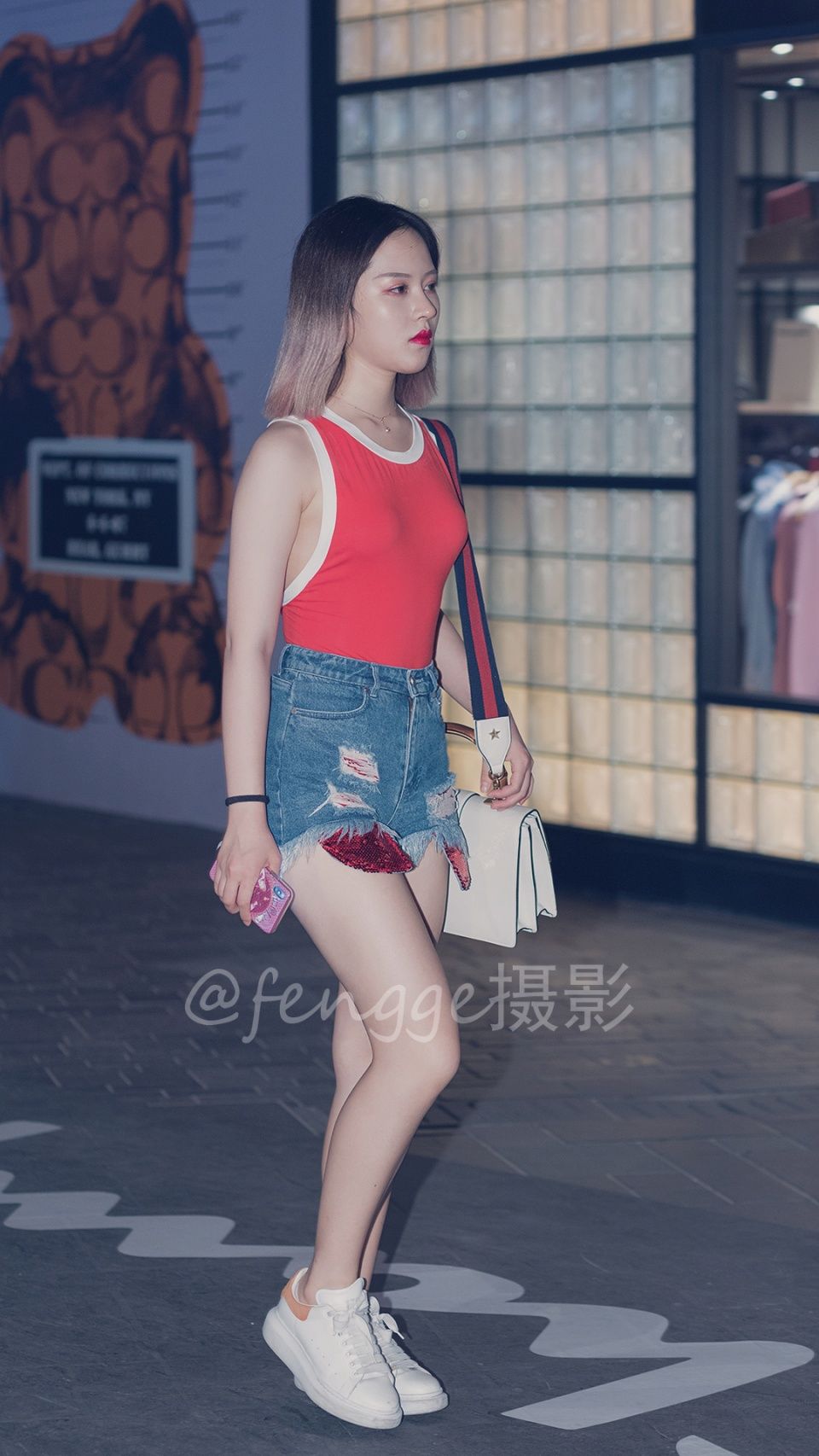 街拍：微胖小美女的红背心、蓝热裤的撞色搭配很吸睛