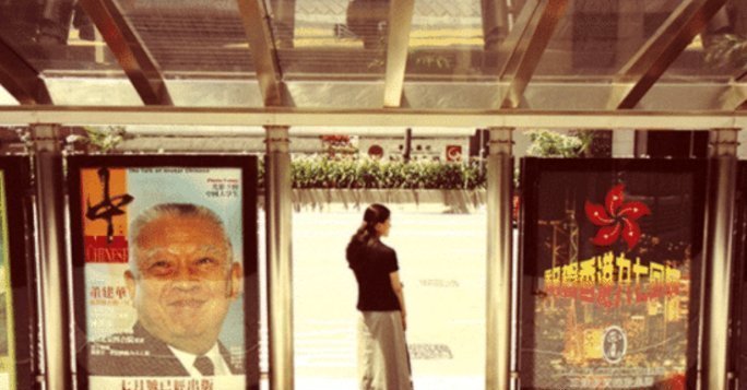 香港回归老照片:入港军队气势磅礴，市民冒雨欢迎解放军进驻