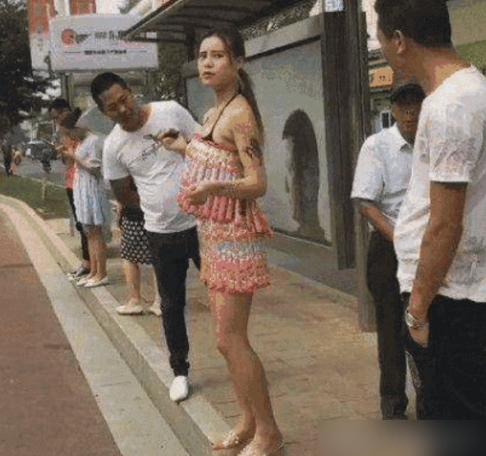 女子身穿“奇葩”衣服, 引路人围观, 最后将衣服吃了解暑?