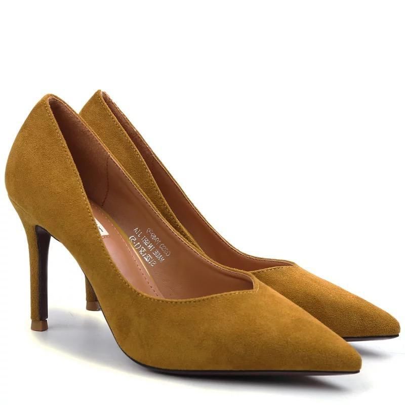 怀旧复古皮料的性感尖头高跟鞋，既性感又怀旧