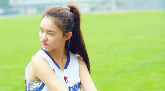 林允亲自辟谣，曝光“避孕套”真身，网友调侃霞姐满满求生欲