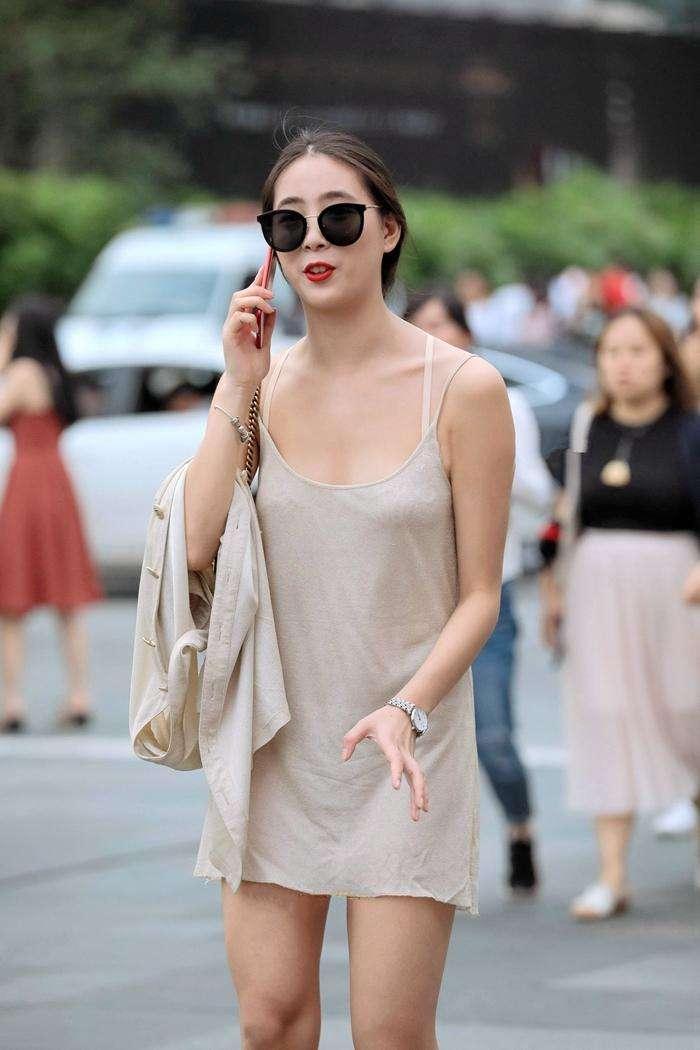 街拍: 清爽吊带连衣裙的小姐姐真美, 没有法拉利你都不配看