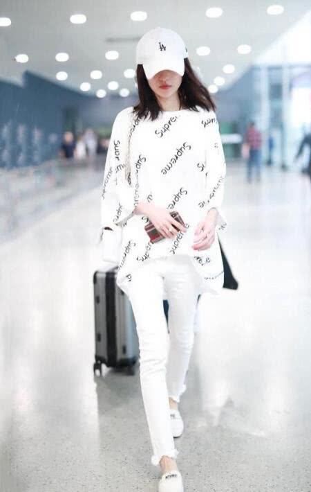 35岁吴昕穿紧身裤，36岁张韶涵穿紧身裤，大妈和少女的区别！