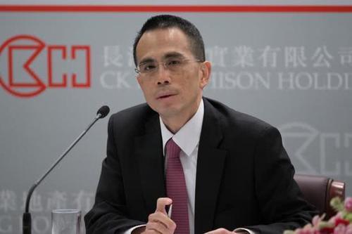 李泽钜接手家族资产，却不愿登财富榜，其实他连公众场合也不敢去