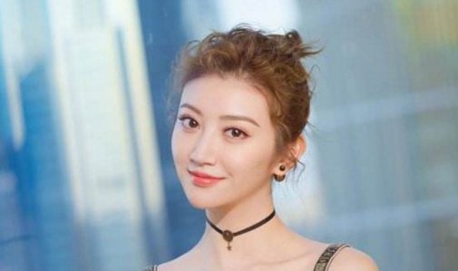 景甜放大招！抹胸装低到不能再低了，网友：重点都快遮不住了！