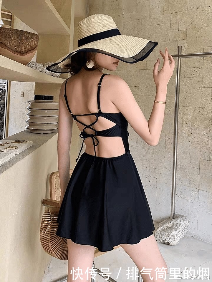  女生@炎热夏日，背部“剪一刀”的服饰，更加受女生们的亲睐吧