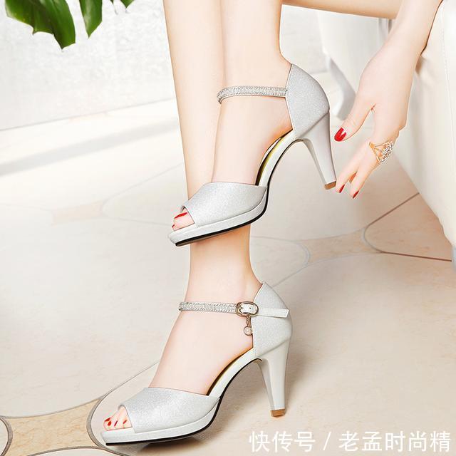  【蝴蝶结】高跟的设计会让你的腿显得更长，身材更加显瘦哦！