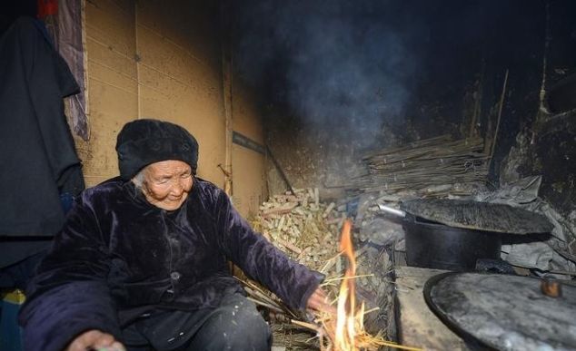  「心酸」儿子回农村老家接老父亲去城市里生活, 老父亲说的话让人心酸