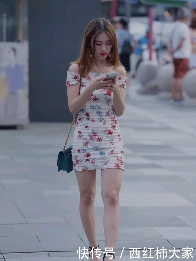 穿着■路人街拍:小姐姐穿着碎花裙修身时尚,网友:身材真好