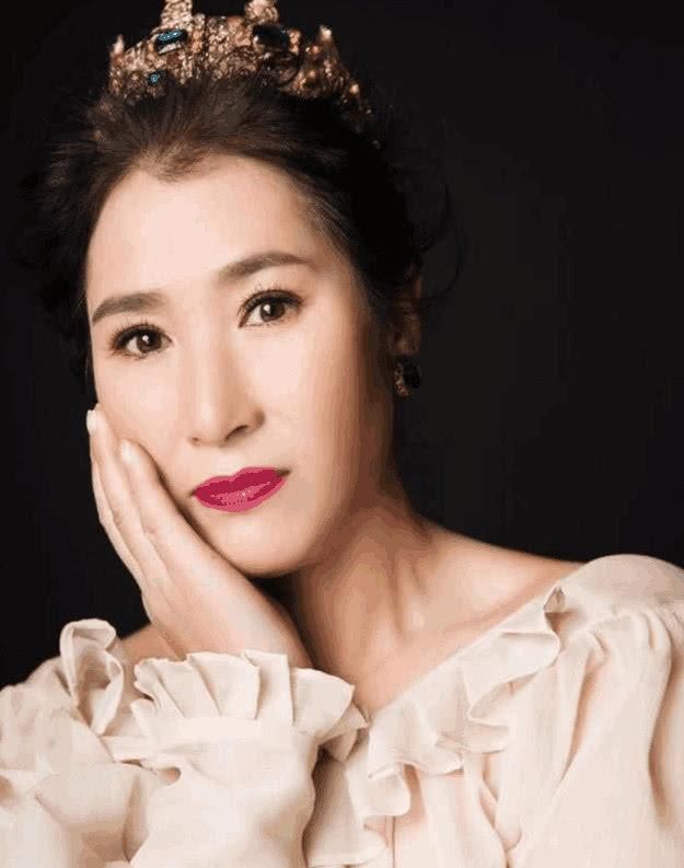 50岁的民工阿姨化妆打扮后，网友：原来每个女人都可以成为女神！