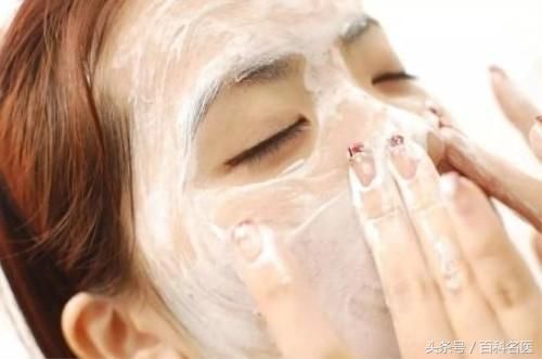 下巴紧绷后的白色颗粒到底是什么？