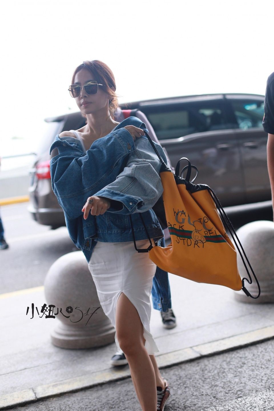 蔡依林里面只穿背心，也敢6颗扣仅系1颗，网友:穿成这样不如不穿