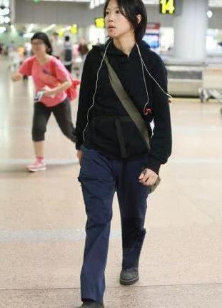 看了49岁王菲的衣品，再看看21岁的窦靖童，网友：我沉默了