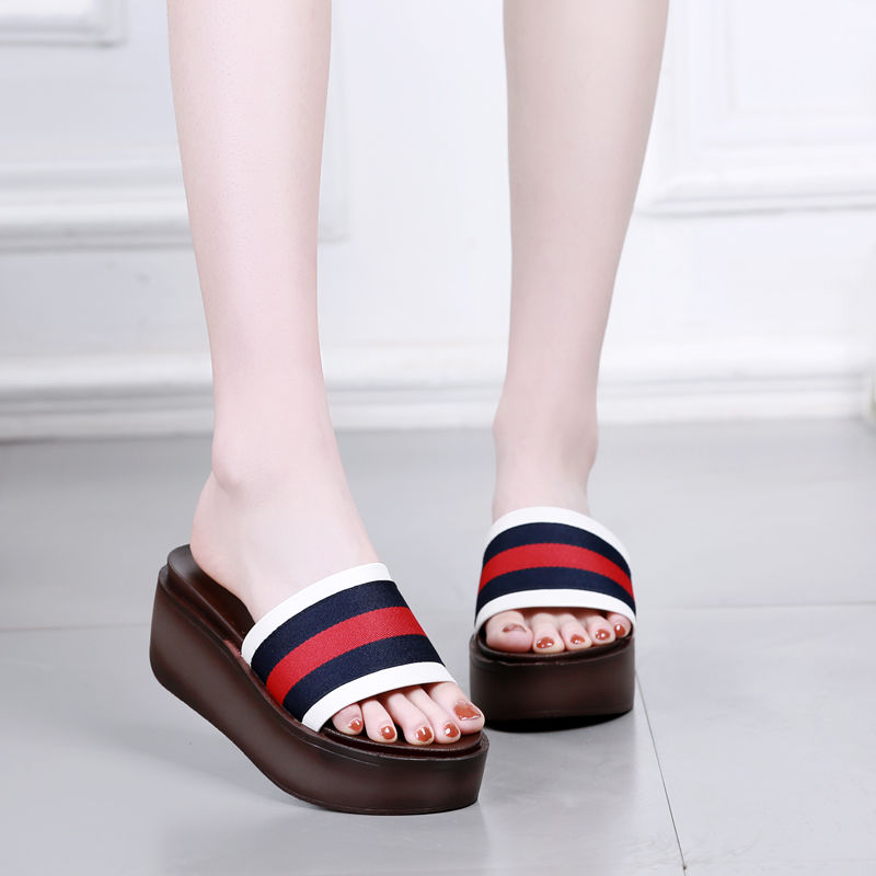 小姐姐你的鞋，你的鞋相当漂亮，我好喜欢