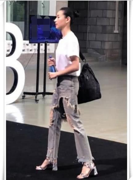 董洁不走寻常路！短裙下面也能穿破洞裤？网友：越奇葩越时尚？