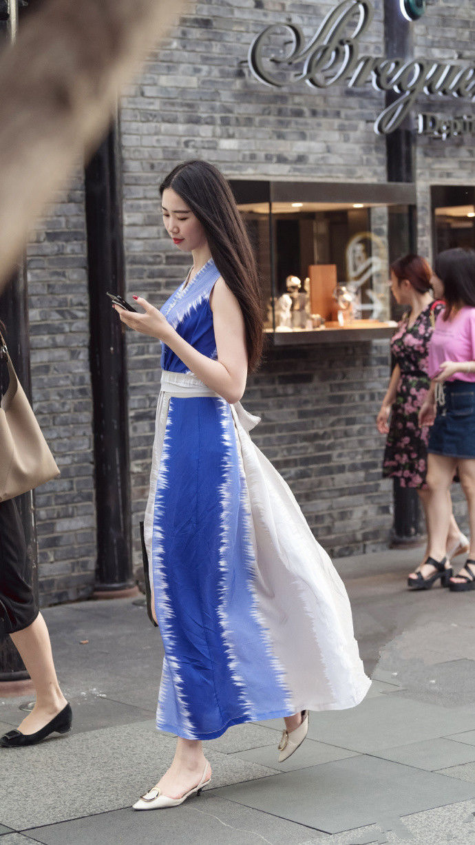 成都街拍:别致可爱的穿搭，即使在茫茫的人群中也很燃!