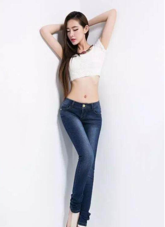 青春朝气的牛仔裤美女，婉约又显别致，无论走到哪都是焦点