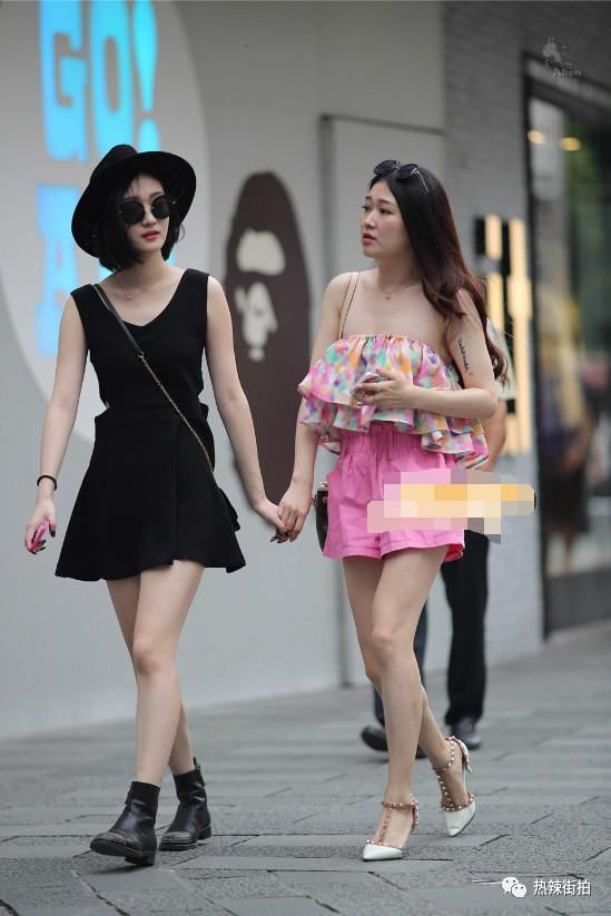街拍:粉粉花色裙抹胸美女，闺蜜两个都是人间极品