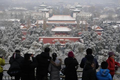 北京初雪后颜值大增 市民游客赏雪景