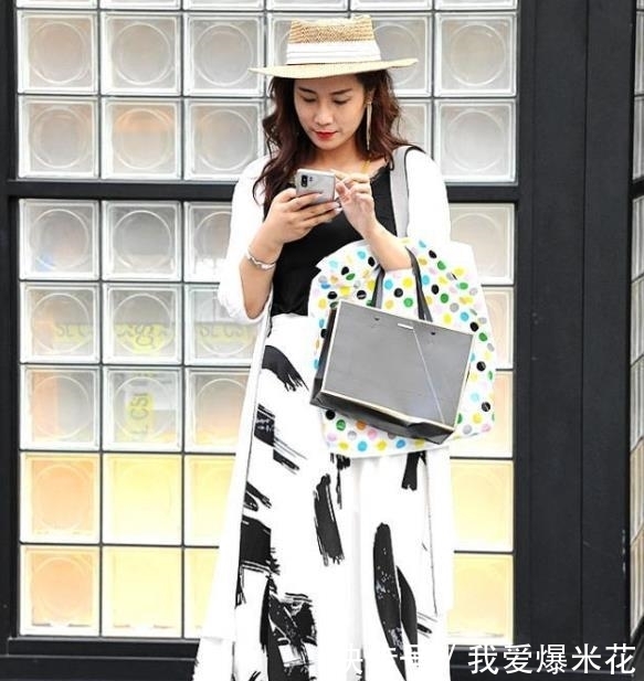 「小姐姐」街拍:清纯可人的小姐姐,一条白色的连衣裙,时尚优雅淑女范
