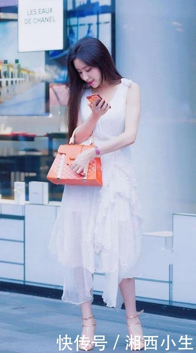 街拍：小姐姐白色连衣裙十分优雅有气质，甜甜的笑容十分有魅力！