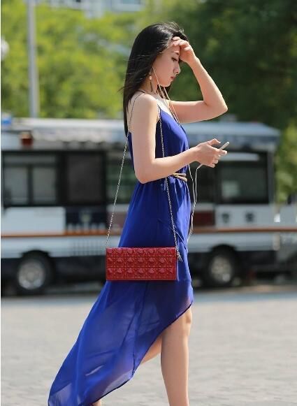 很有气质的小姐姐，穿搭吊带连衣裙，秀出完美的好身材很迷人