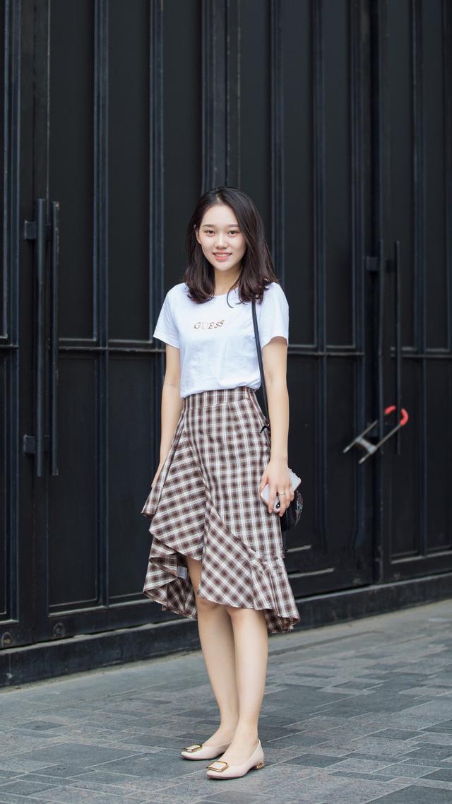 街拍:图六穿“小吊带”,展现玲珑曲线,令人赞叹不已!