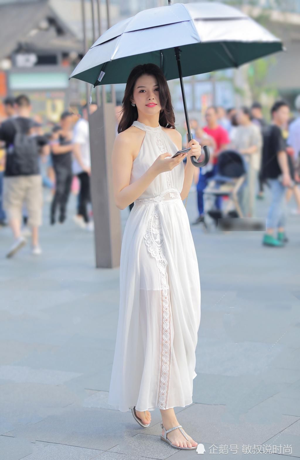  不服@30岁就是老女人了？她可不服，一袭白裙证明谁才是女神