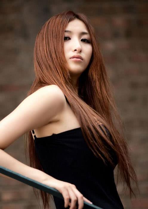 时尚性感小姐姐，黑色豹纹连衣裙，深邃的双眸诱惑力十足