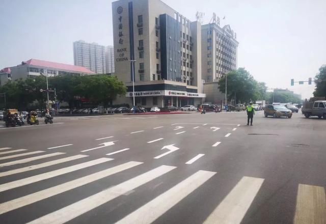 『道路标线』开车路上发现这种车道,没看清楚情况别乱闯,走错扣6分罚200!