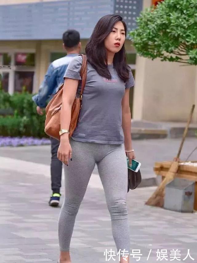 【洒脱】街拍打底裤小姐姐的搭配轻松随意,展现洒脱气质